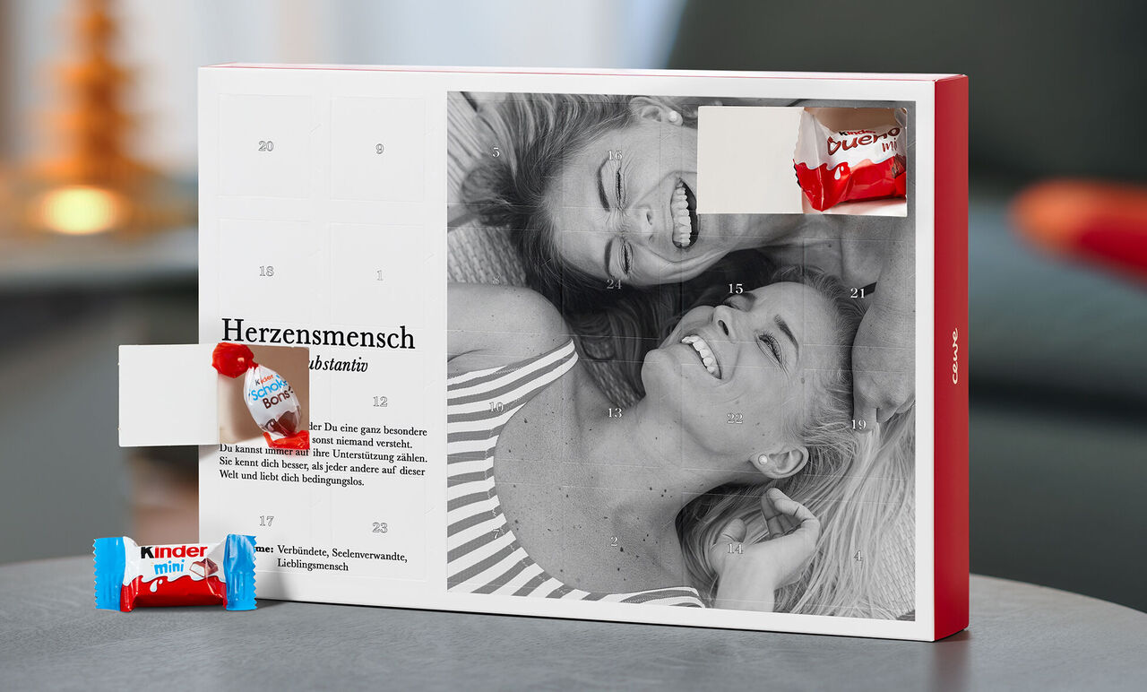 Ein personalisierter Adventskalender mit Herzennsmensch-Motiv, gefüllt mit Choco-Riegeln.