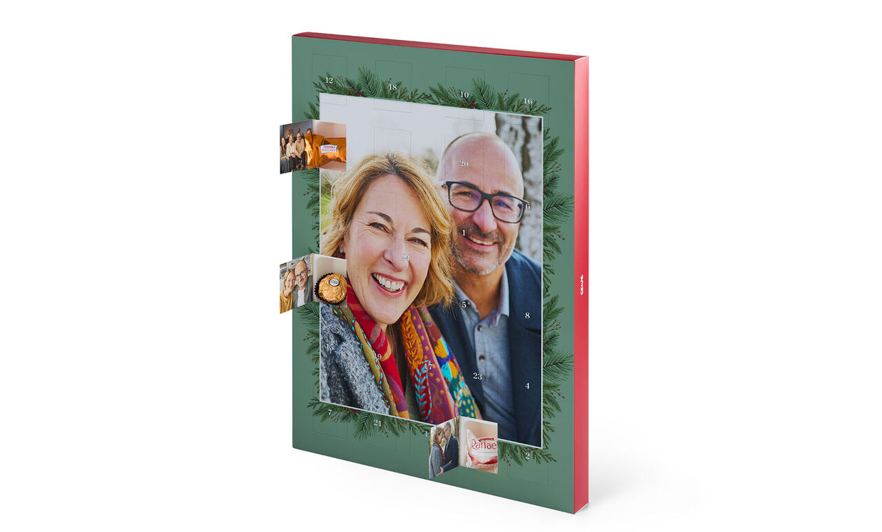 Ein CEWE Fotobuch mit festlichem Cover, gestaltet mit Fotos und Erinnerungen, umgeben von einem grünen Rahmen