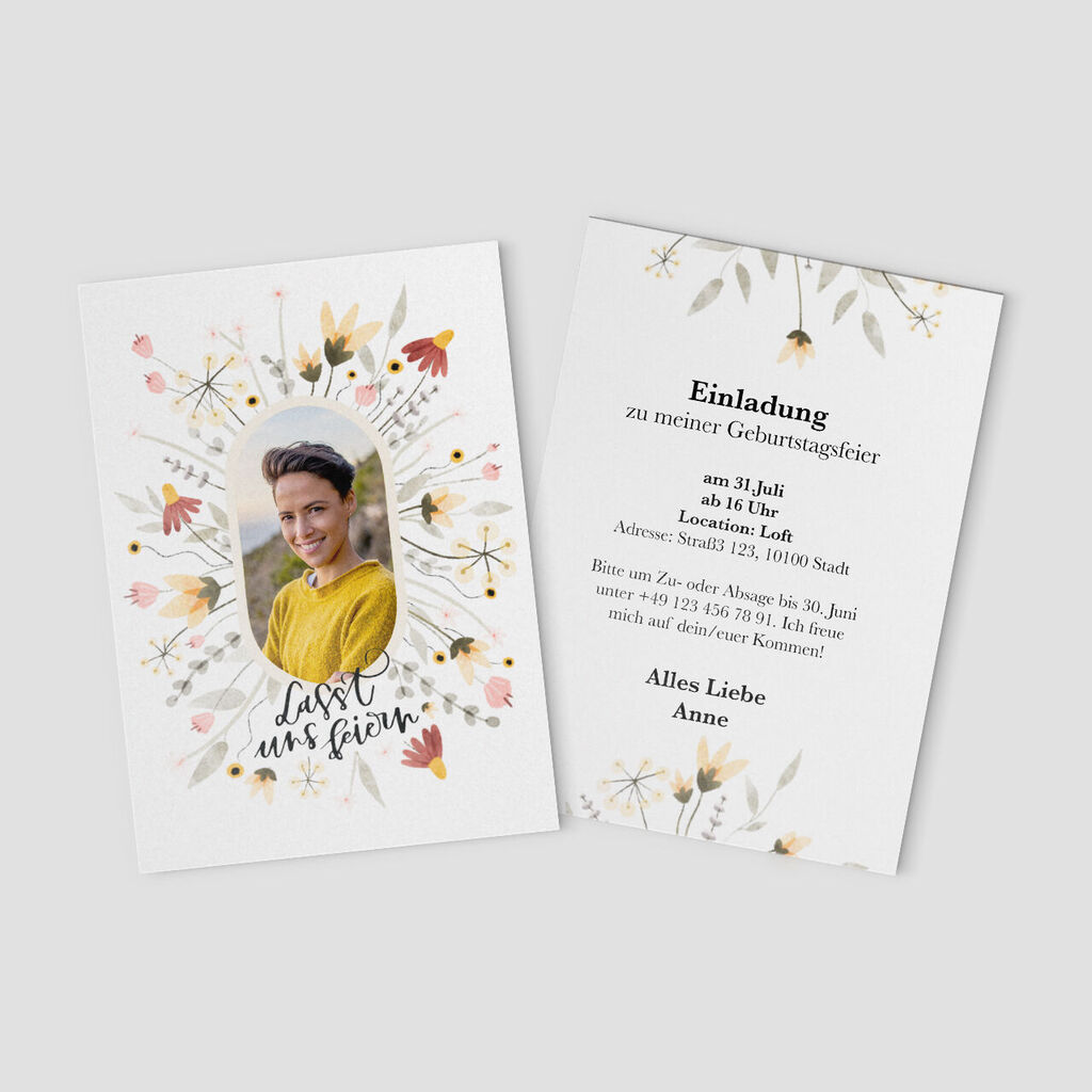 Einladungskarte zu einer Geburtstagsfeier mit floralem Design und einem Fenster für ein Foto