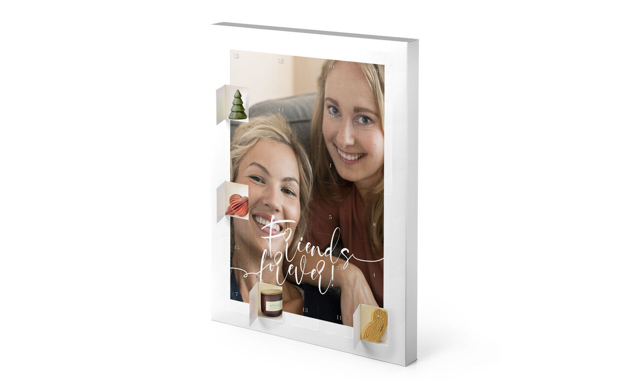 Ein wunderschön gestaltetes Wandbild zeigt glückliche Momente mit Freunden. Es ist kreativ verziert mit dekorativen Elementen und vermittelt ein Gefühl von Freude und Zusammengehörigkeit.