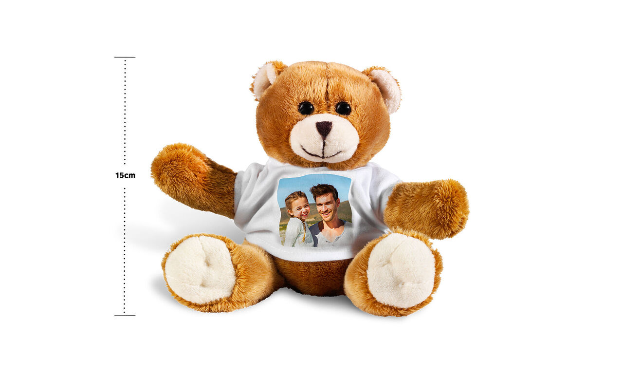 Kuscheltier mit einem T-Shirt, auf dem ein Foto abgedruckt ist