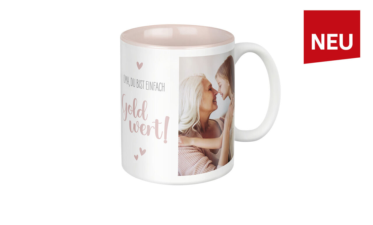 Fototasse mit liebevoller Umarmung und Herz-Design sowie dem Text Oma, du bist einfach Gold wert und Innenfarbe in Beige