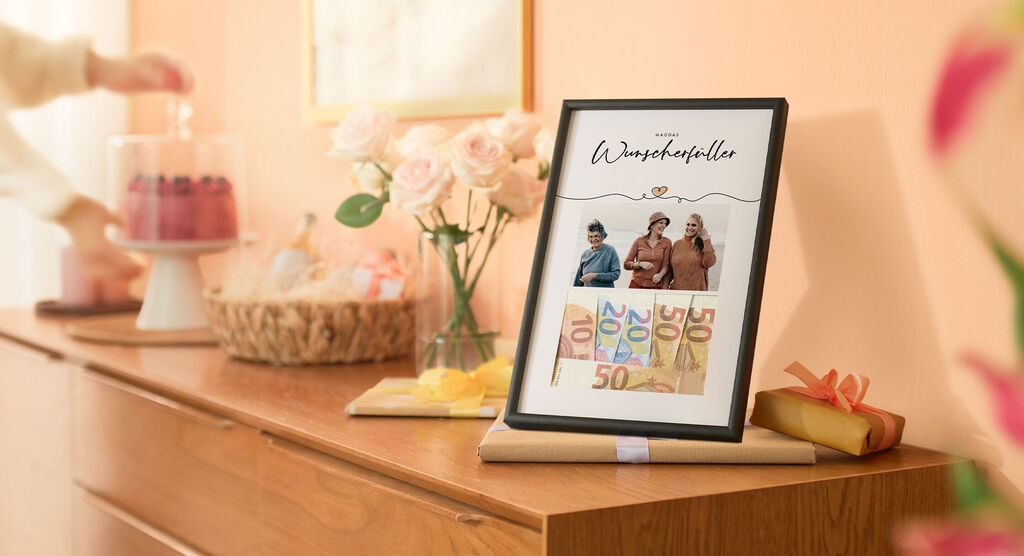 Ein schöner Bilderrahmen mit drei Personen und Geldscheinen. Dekoriert mit Blumen und einem Geschenkteller