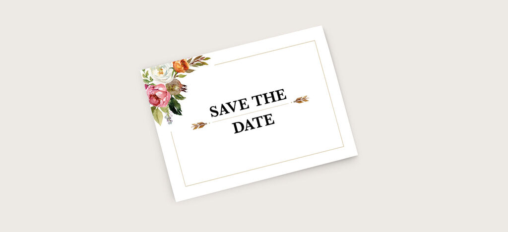 Elegante Save-the-Date-Karte mit floralen Motiven in sanften Farben.