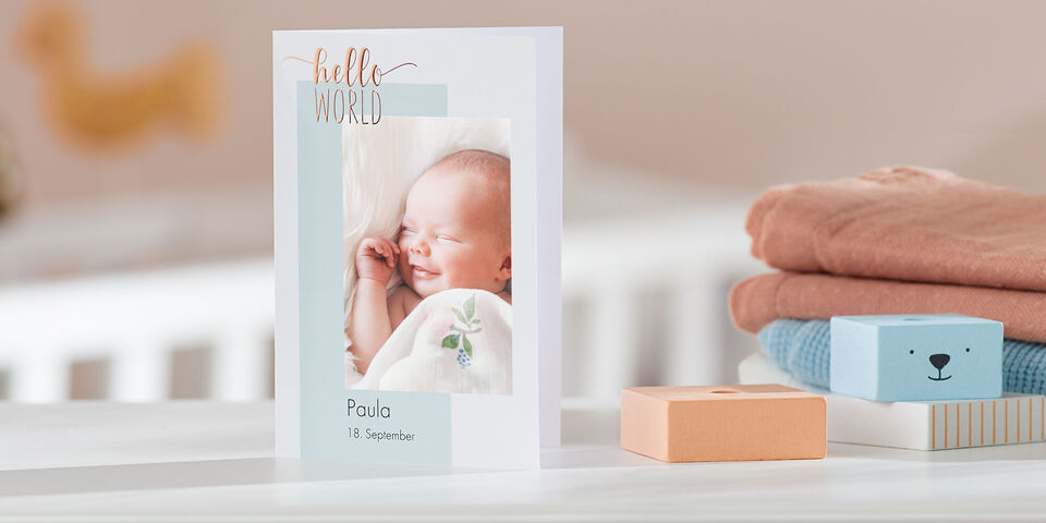 Eine wunderschöne, personalisierte Grußkarte mit dem Namen Paula, die zärtlich in einer Babyhand gehalten wird. Die Karte hat einen sanften, hellen Hintergrund und eine herzliche Botschaft.