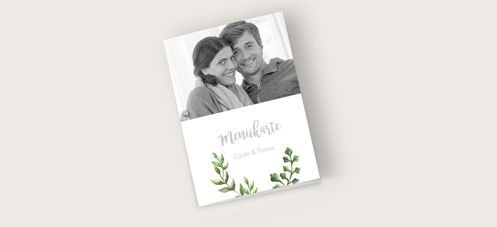 Ein liebevoll gestaltetes Erinnerungsbuch mit floralen Elementen und persönlichen Fotos.