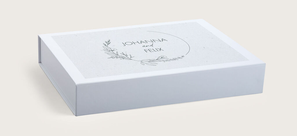 Schöne graue Box mit personalisiertem Design für Geschenke von Johanna und Felix