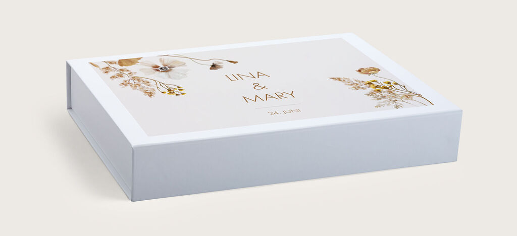 Verpackung mit Blumenmotiv und Namen "Lina & Mary" in sanften Farben
