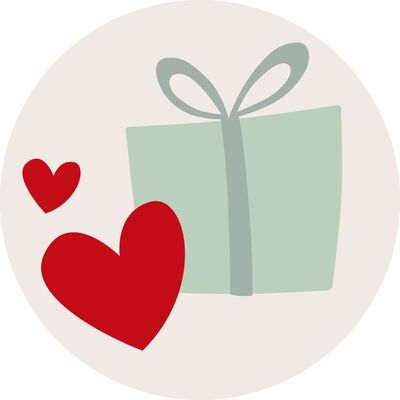 Ein liebevoll gestaltetes Geschenk mit einem grünen Paket und zwei roten Herzen.