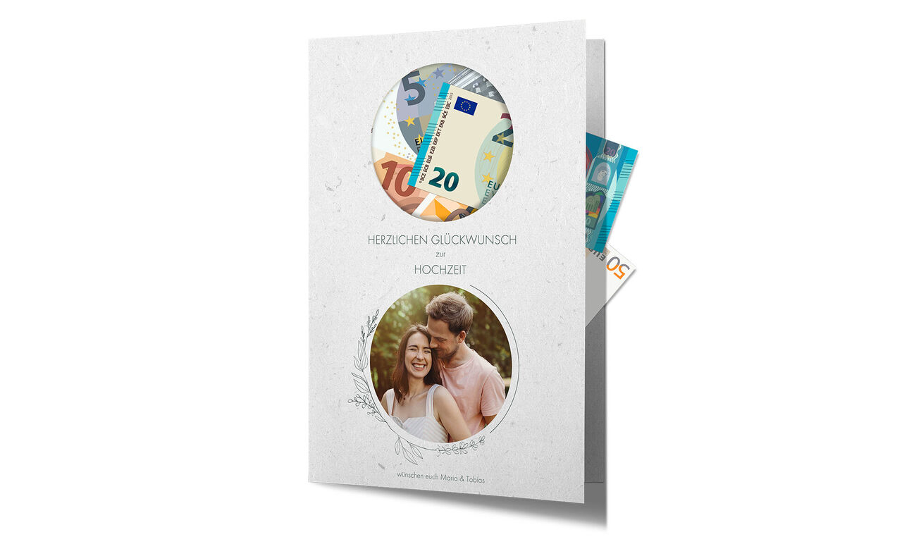 Eine kreative Hochzeitseinladung mit Geldscheinen und Herzmotiv