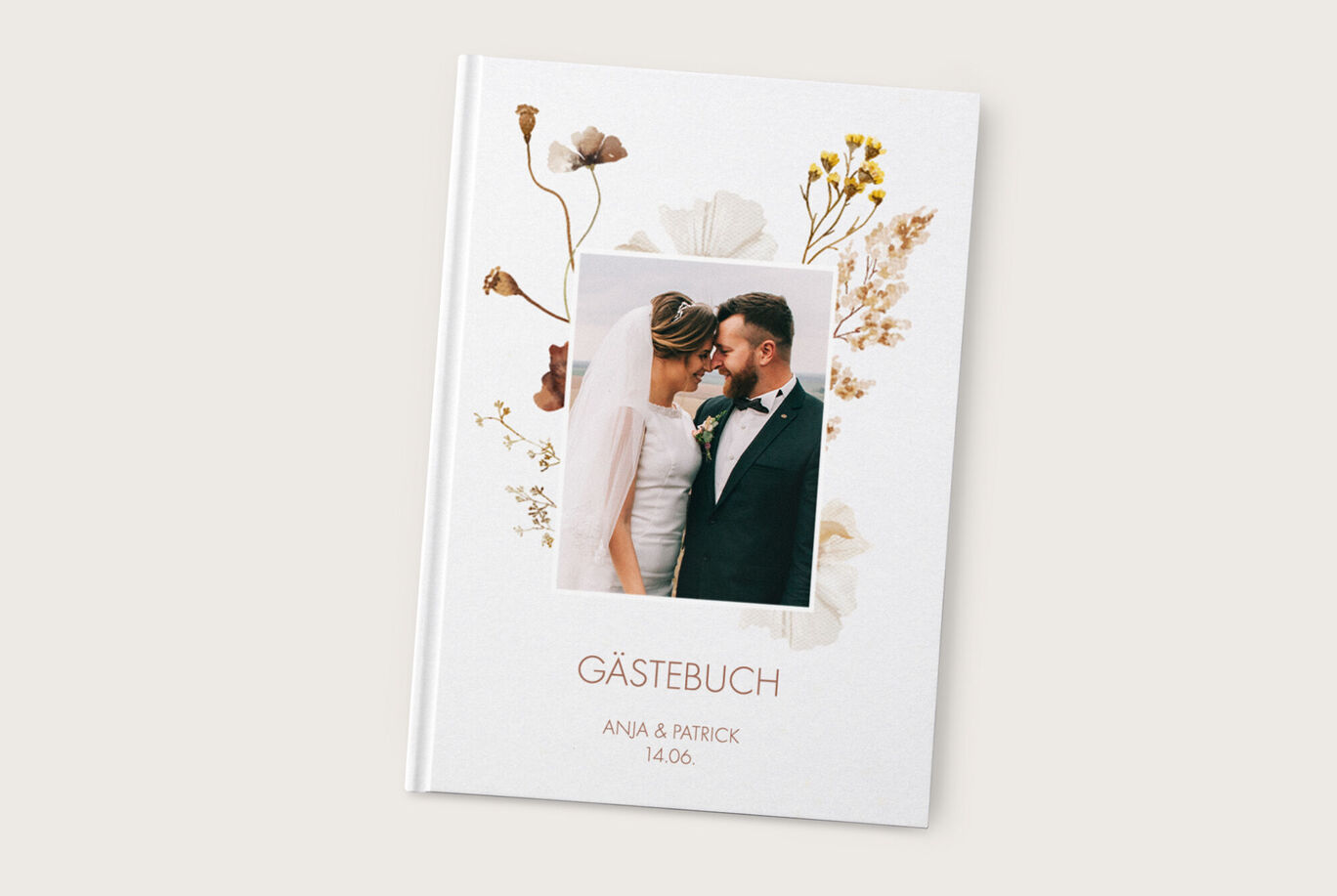 Hochzeitsgäste in eleganter Pose vor einer romantischen Dekoration auf dem Cover eines Gästebuchs