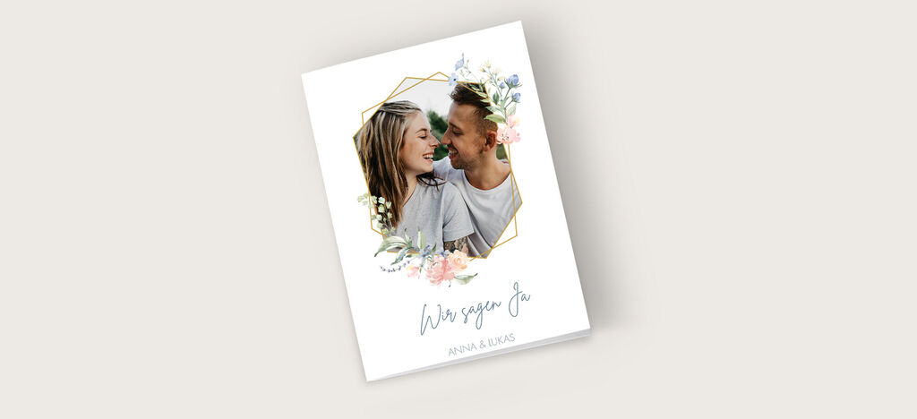 Ein liebevoll gestaltetes Fotobuch mit floralen Akzenten.
