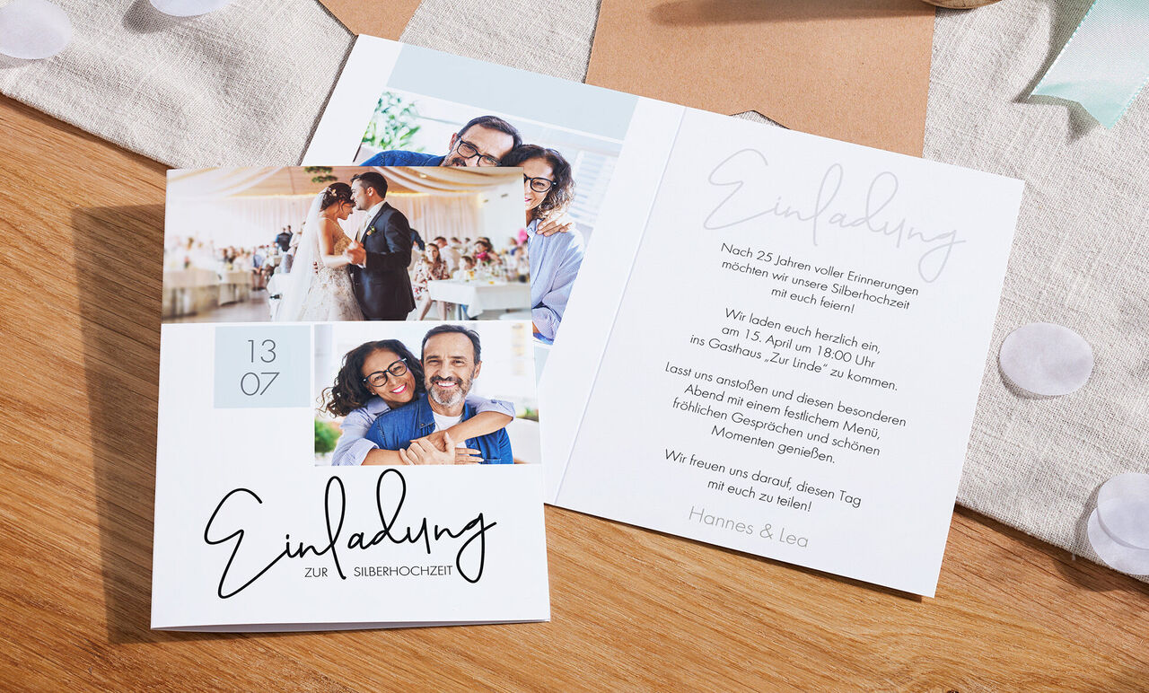 Eine Einladungskarte zur Silbernen Hochzeit mit Zwei Fotos auf der Aussen- und einem Foto auf der Innenseite.