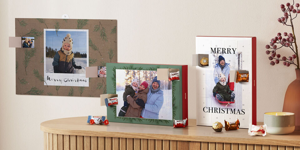 Zwei festlich gestaltete Weihnachtsbilder mit Schokolade und Dekoration auf einem Tisch.