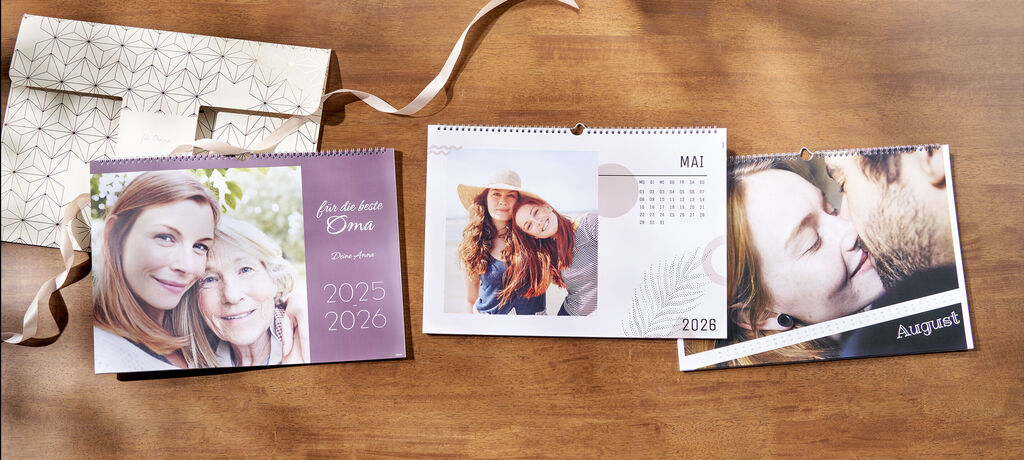 Drei verschiedene CEWE Fotokalender mit liebevollen Erinnerungen.