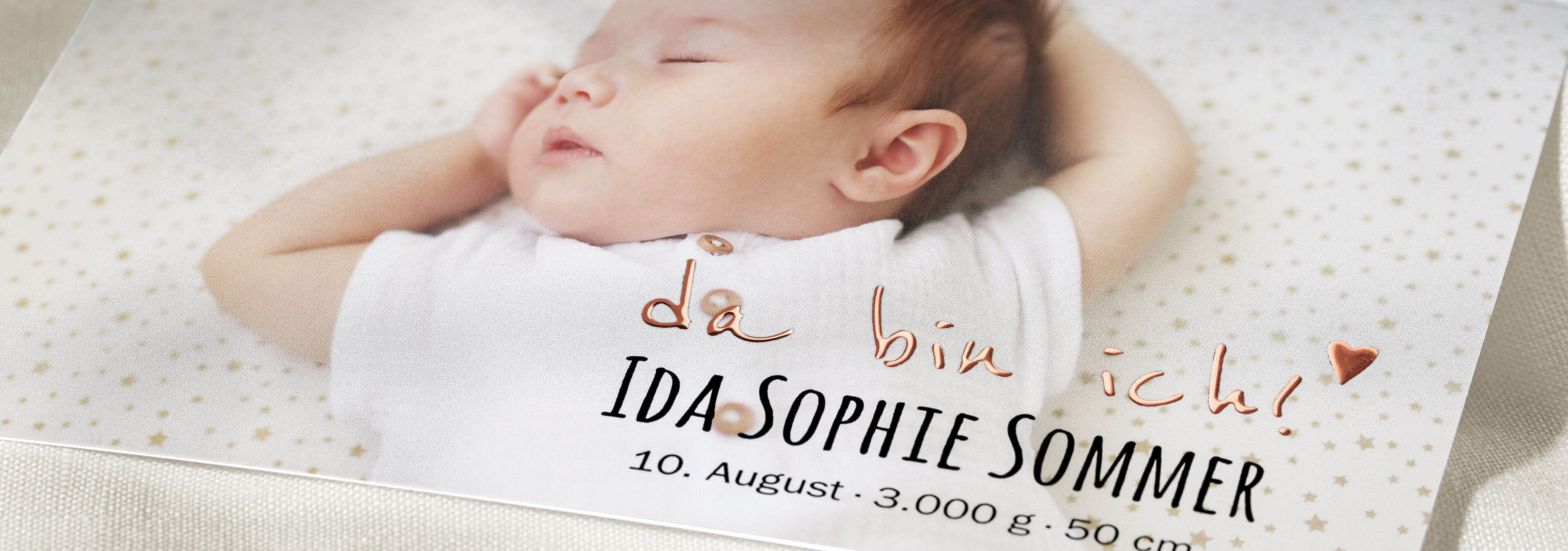 Ein liebevolles Geburtsankündigungskarten-Design mit dezentem Hintergrund und persönlichem Text.
