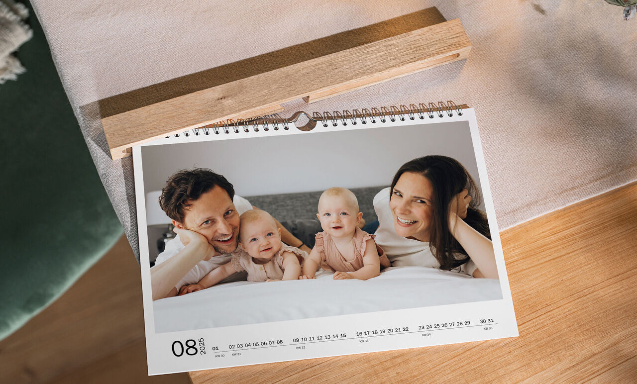 Familie mit zwei Kleinkindern auf einem Kalenderbild 08, gemütliche Umgebung
