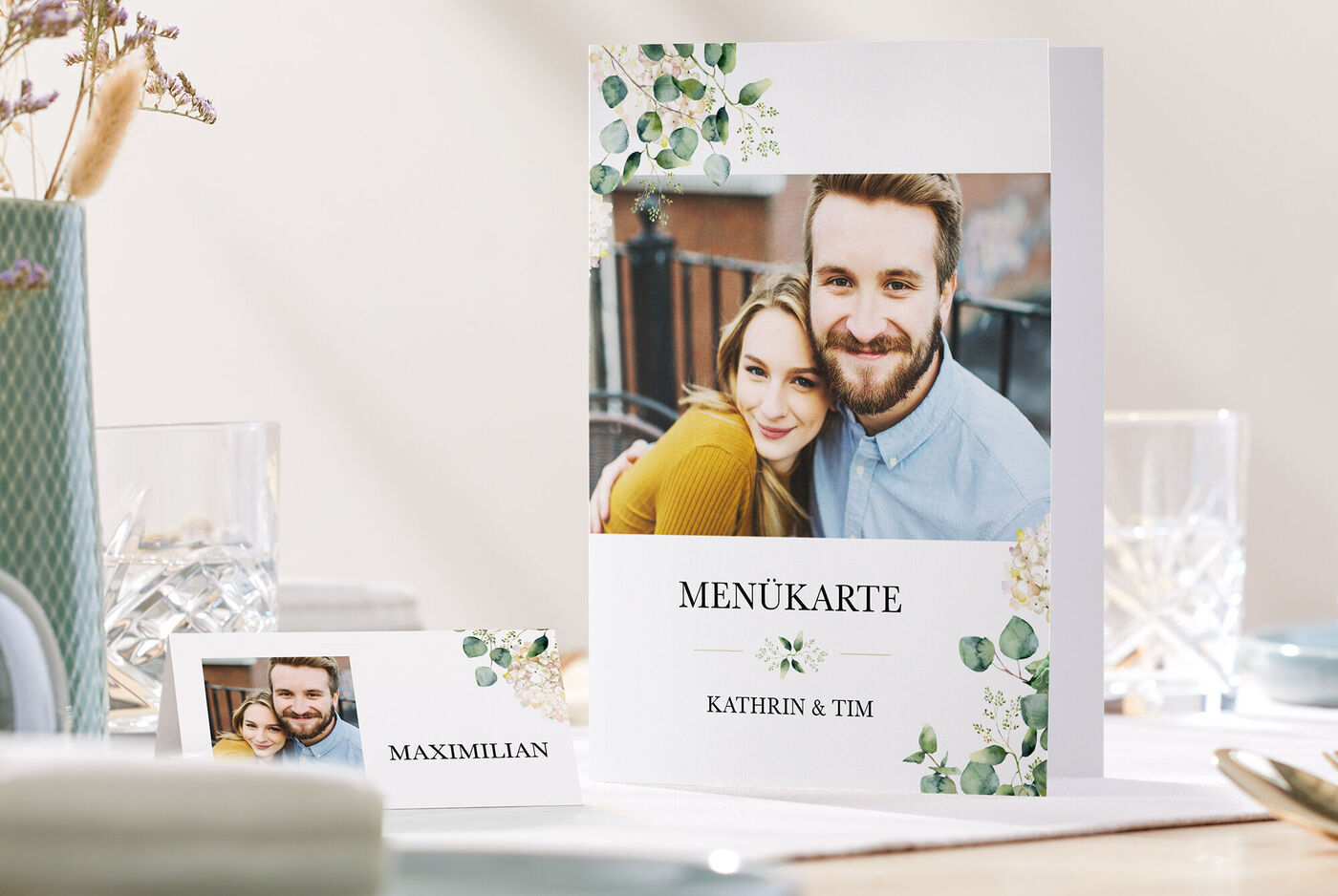 Hochzeitsmenükarte mit romantischem Design und Namen des Brautpaares