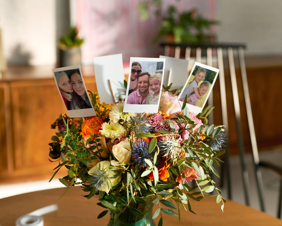 Ein Blumenstrauß mit Retro Minis darin