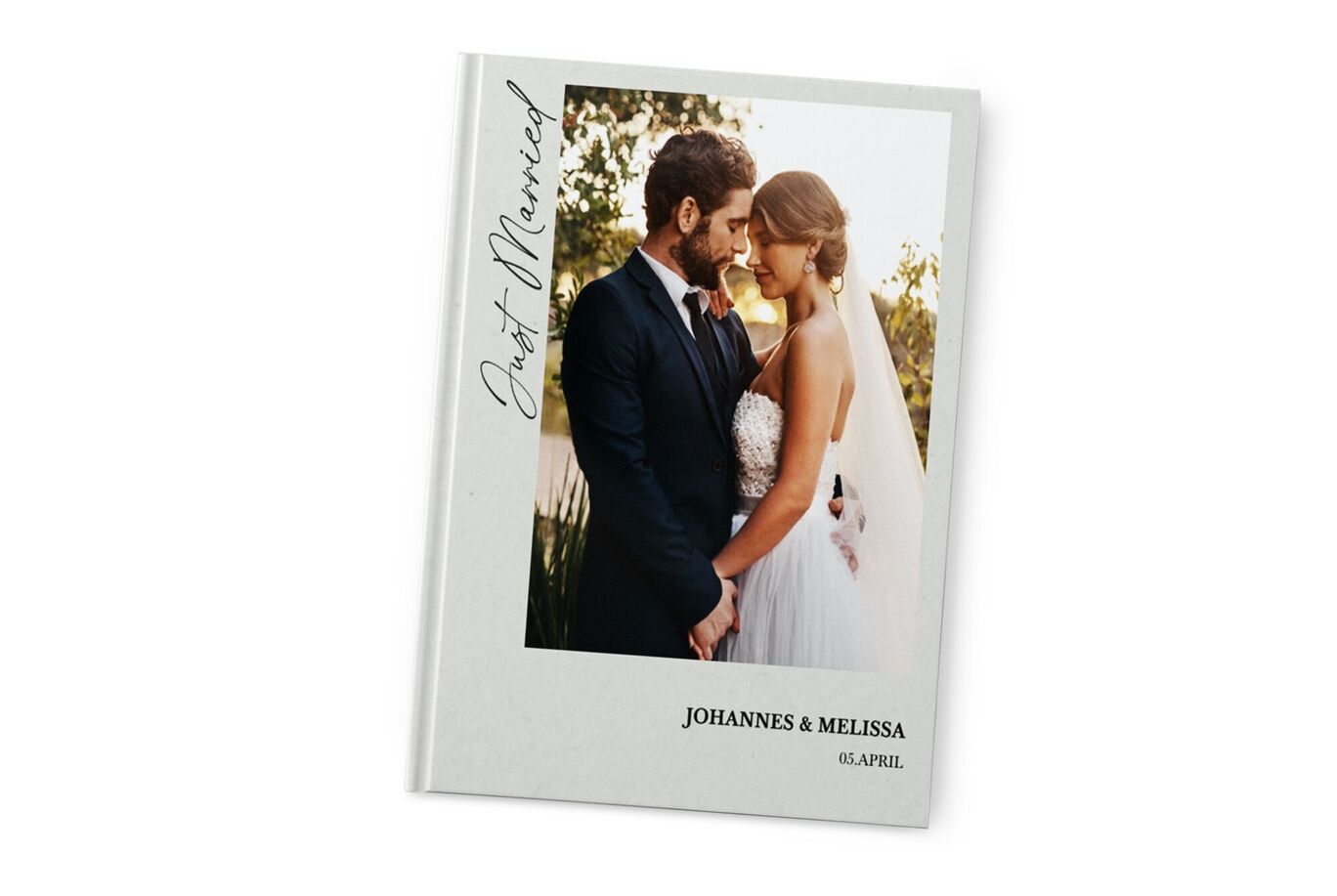 CEWE FOTOBUCH mit Brautpaar im Hochzeitsoutfit, Just Married, Namen Johannes und Melissa, 05. April