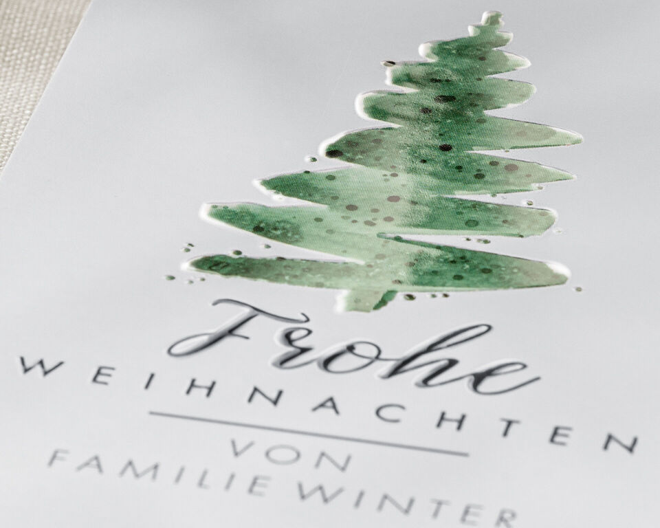 Eine festliche Weihnachtskarte mit grünem Weihnachtsbaum und dem Text 'Frohe Weihnachten von Familie Winter'