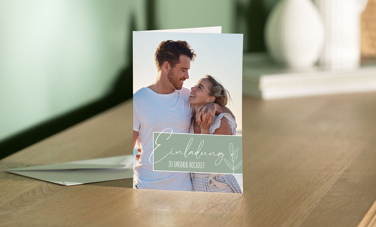 Einladungskarte mit liebevollem Design, die Freude und kreative Ideen für ein besonderes Ereignis vermittelt