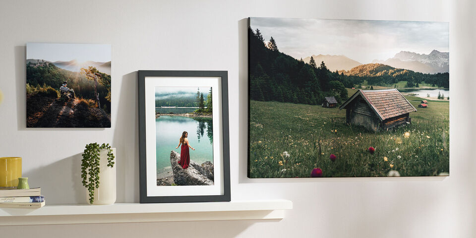 CEWE Wandbilder aus verschiedenen Materialien mit Reise- und Naturmotiven in Rahmen an einer Wohnzimmerwand