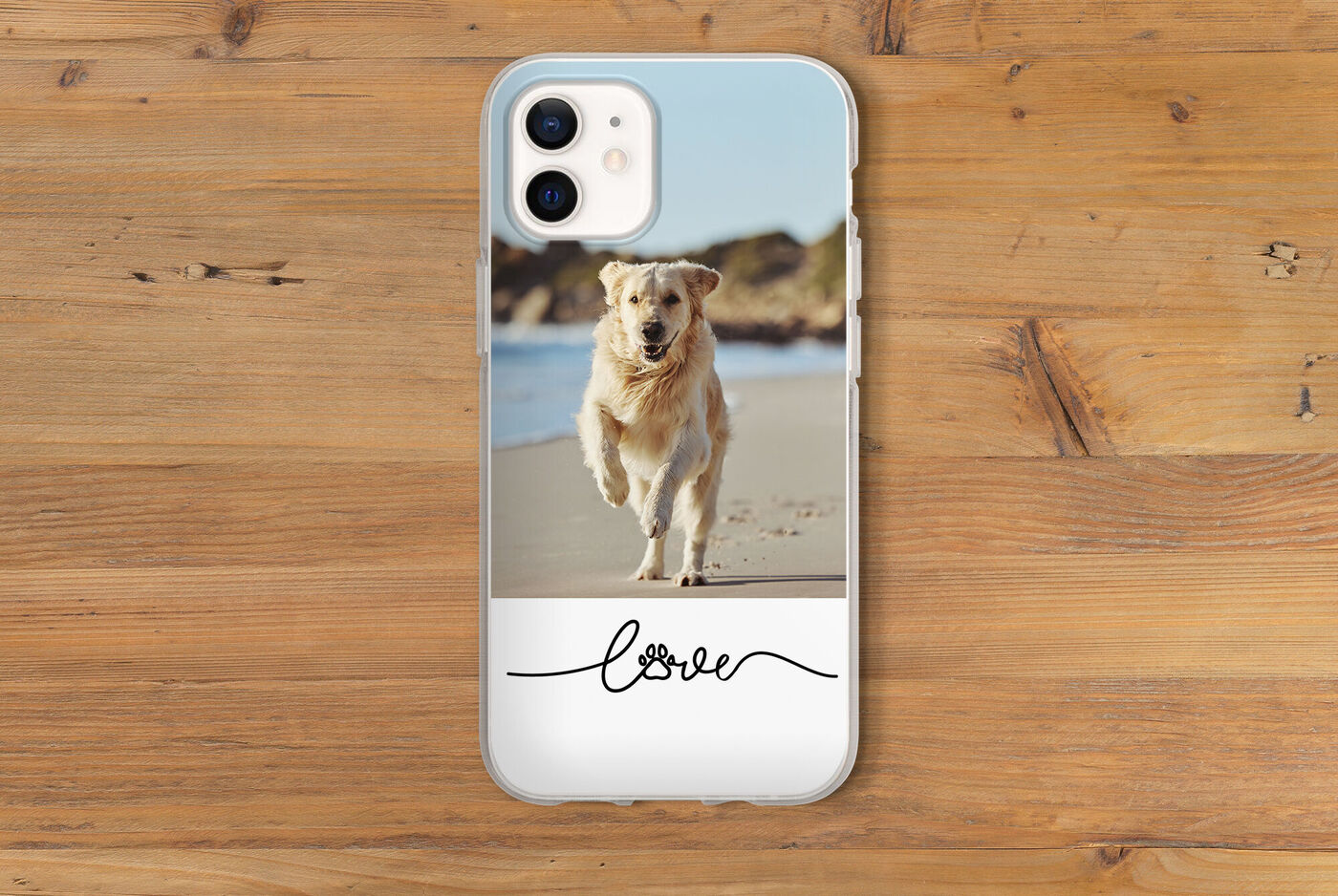 Ein fröhlicher Hund läuft am Strand entlang mit dem Wort Liebe in einer schönen Schriftart.