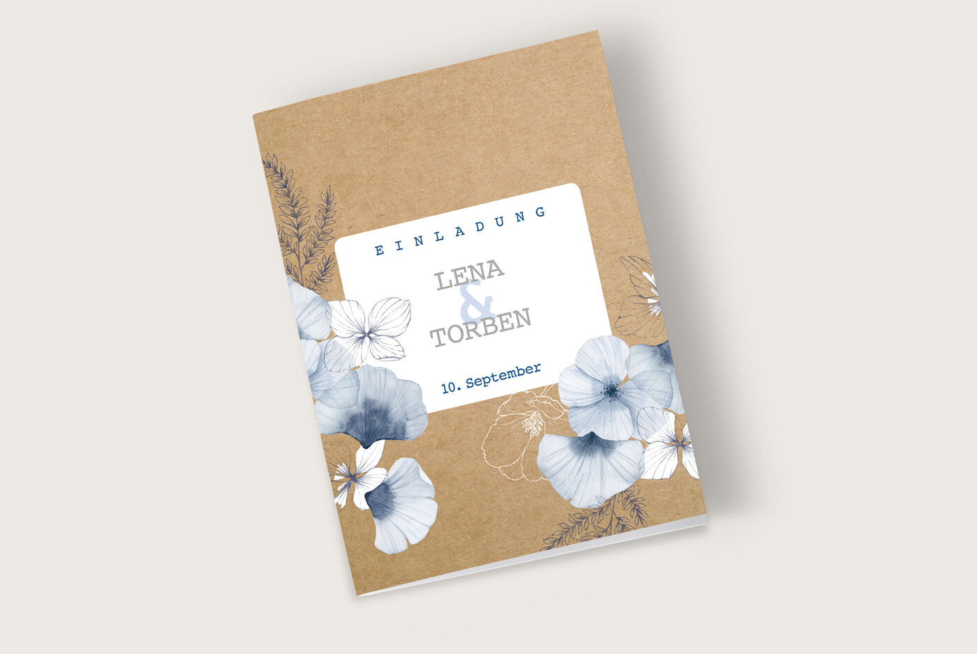 Einladungskarte mit blauer Blumenillustration für einen besonderen Anlass