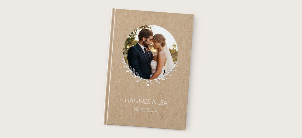 Ein wunderschön gestaltetes CEWE Fotobuch mit einem Paar auf dem Cover, das Liebe und Freude ausstrahlt