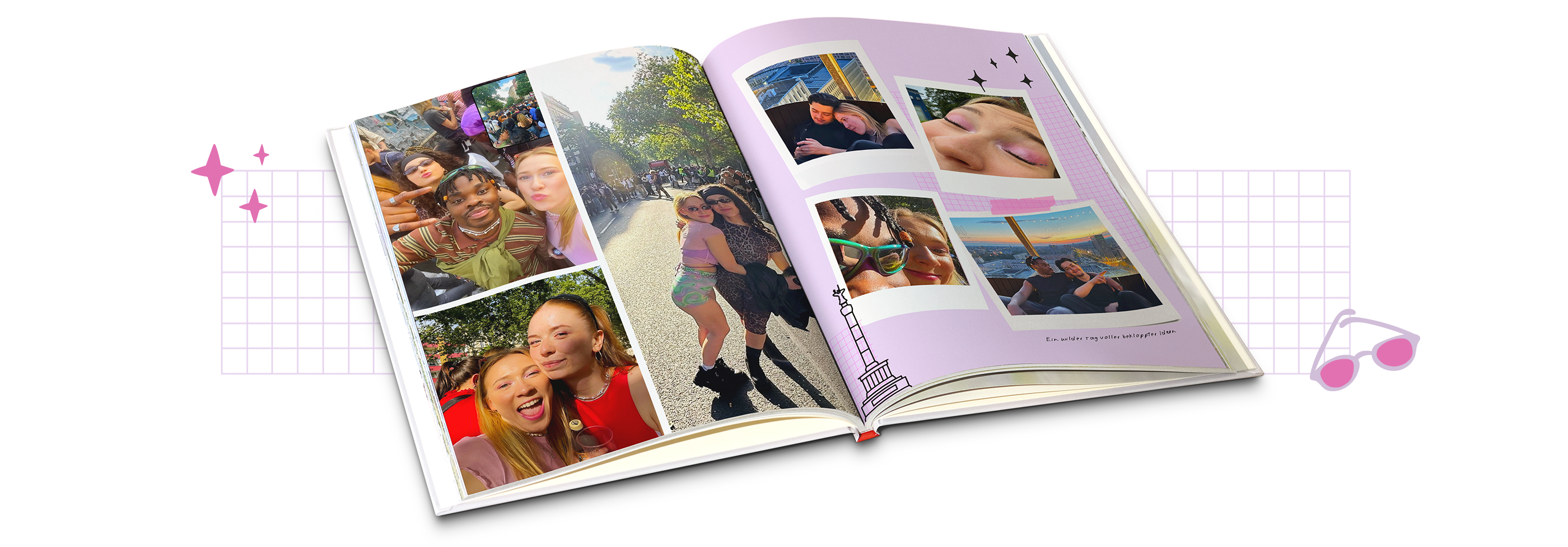 Zwei Frauen betrachten ein CEWE FOTOBUCH. Auf dem Cover sind drei Fotos von den beiden zu sehen.