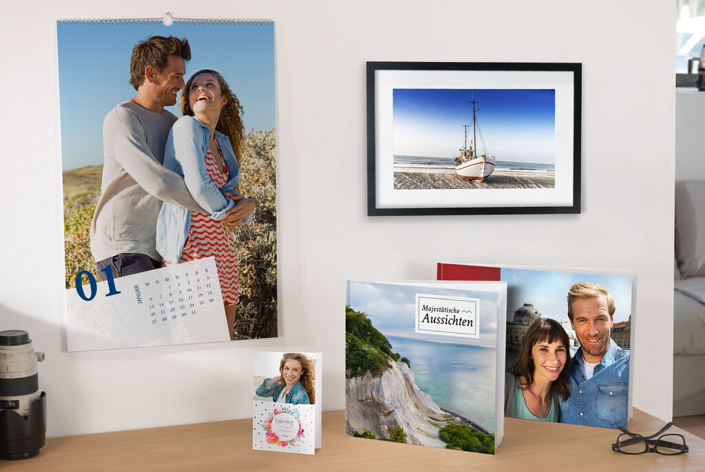 Familie genießt gemeinsamen Moment im CEWE Fotokalender, kreative Wandgestaltung mit CEWE Poster
