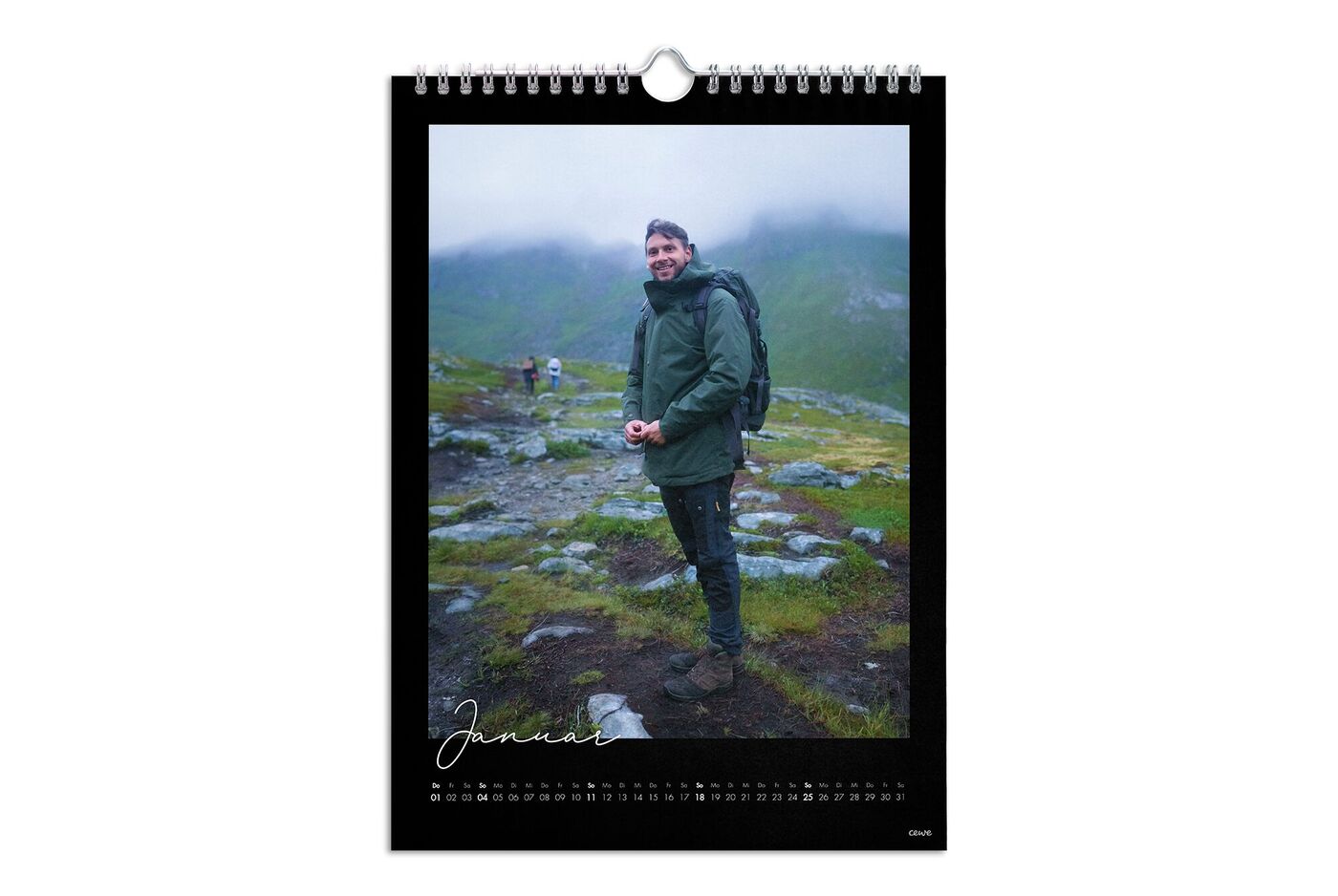 Ein Kalenderblatt mit einer Person in Outdoor-Bekleidung auf einem Wanderweg in der Natur