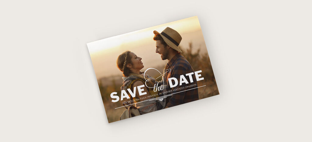 Ein romantisches Paar vor einer malerischen Kulisse, umgeben von warmem Licht. Perfekt für eine Save-the-Date-Karte.