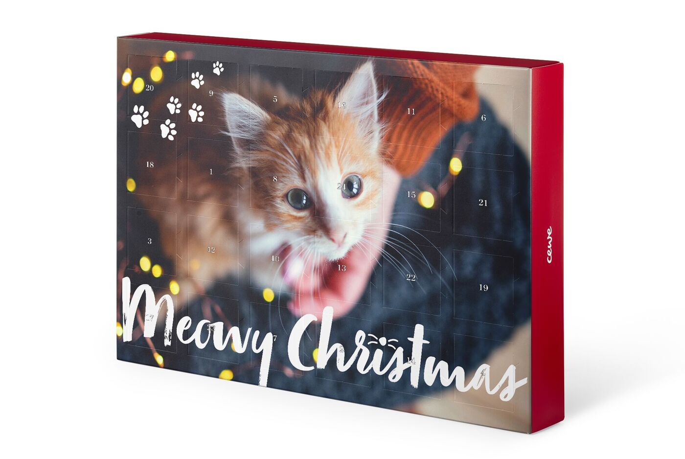 Ein niedlicher Kater mit orangefarbenem Fell, steht vor einem Adventskalender mit dem Text 'Meowy Christmas'. Der Hintergrund ist verschwommen und weihnachtlich dekoriert.