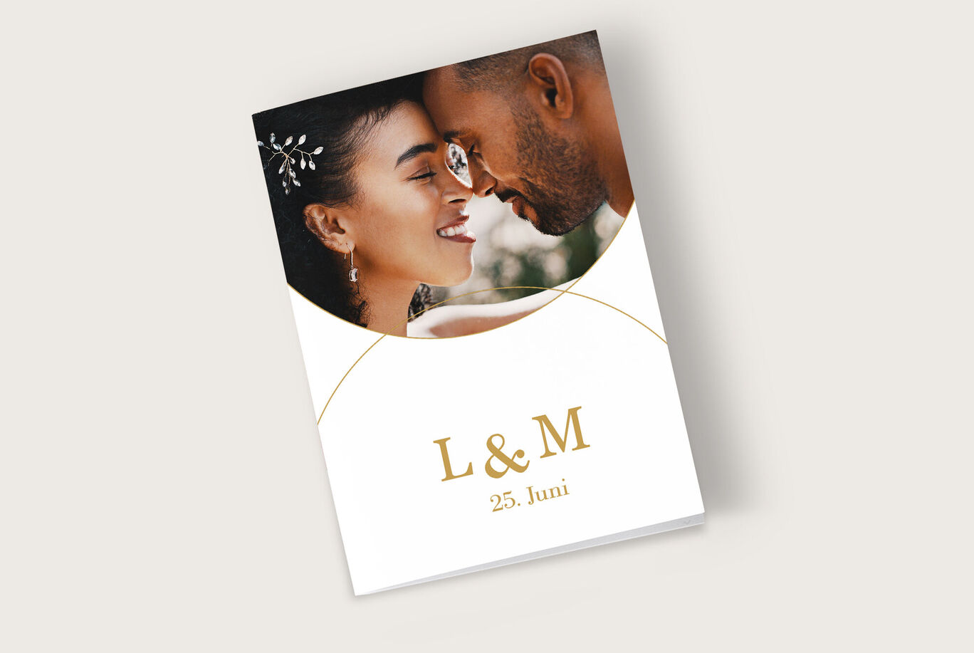 Ein elegantes Einladungskarten-Design für eine Hochzeit mit den Initialen L & M und dem Datum 25. Juni
