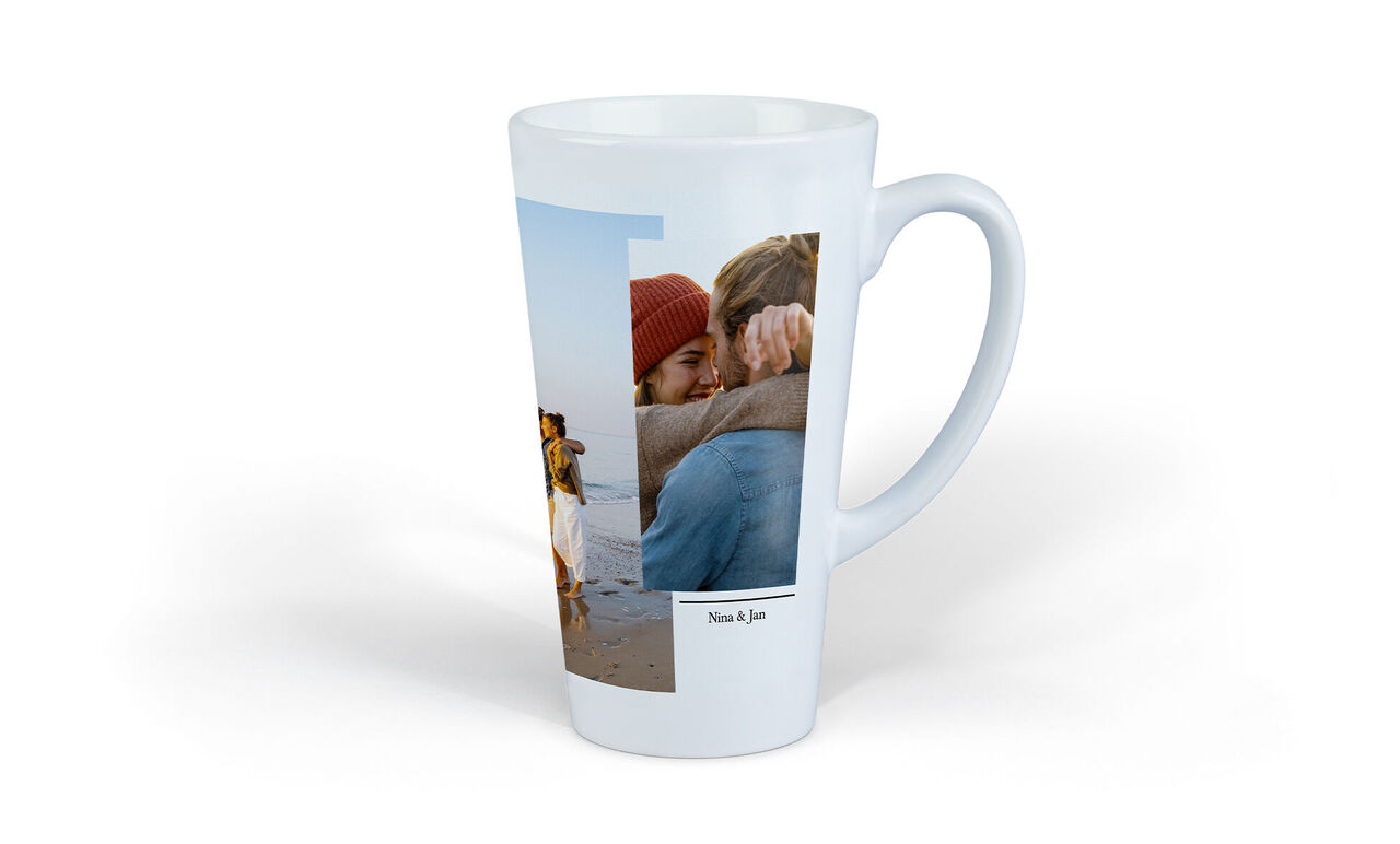 Personen zeigen Zuneigung am Strand auf einer personalisierten Tasse von CEWE