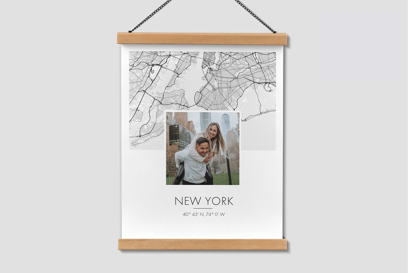 Ein kreatives Wandbild mit einer Karte von New York kombiniert mit einem persönlichen Foto.