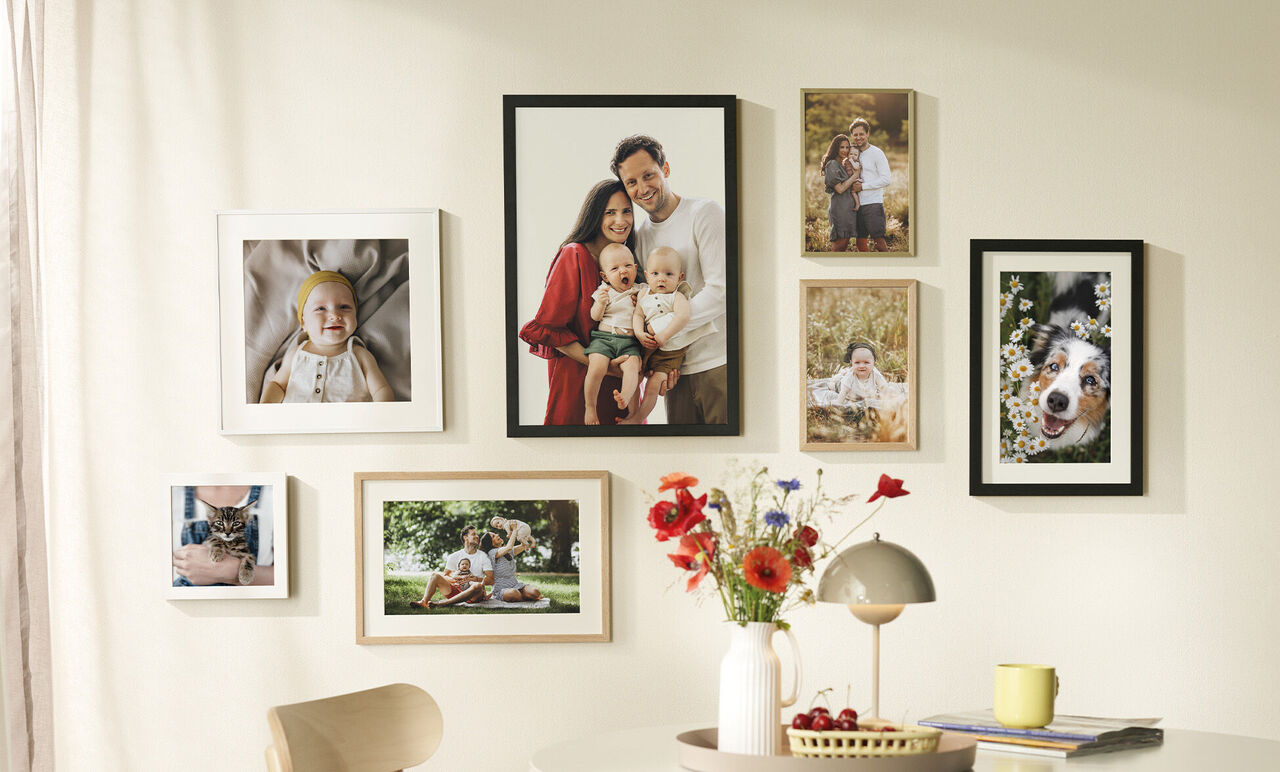 Wandbilder mit Fotos von Familienmomenten und einem Hund