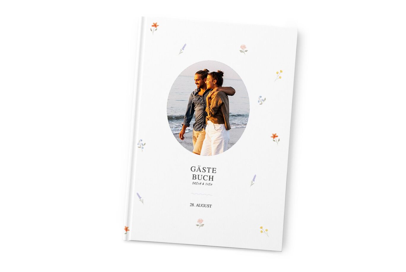 Gästebuch von CEWE mit Foto eines Paares am Strand und bunten Blumen auf dem Cover