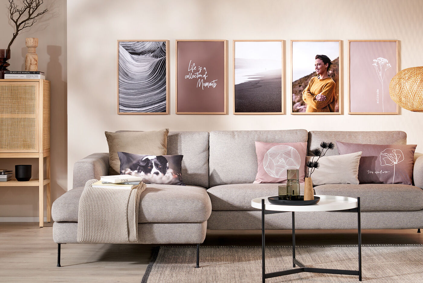 Wundervolle Bilderrahmen an einer Wand über einem gemütlichen Sofa, das mit Kissen dekoriert ist