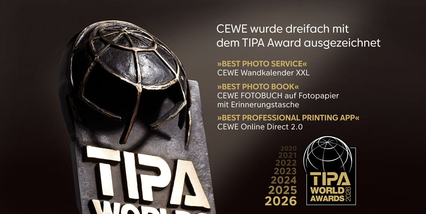 CEWE wird mehrfach mit dem TIPA World Award ausgezeichnet, gezeigt mit Trophäe und Hinweisen auf ausgezeichnete CEWE Produkte