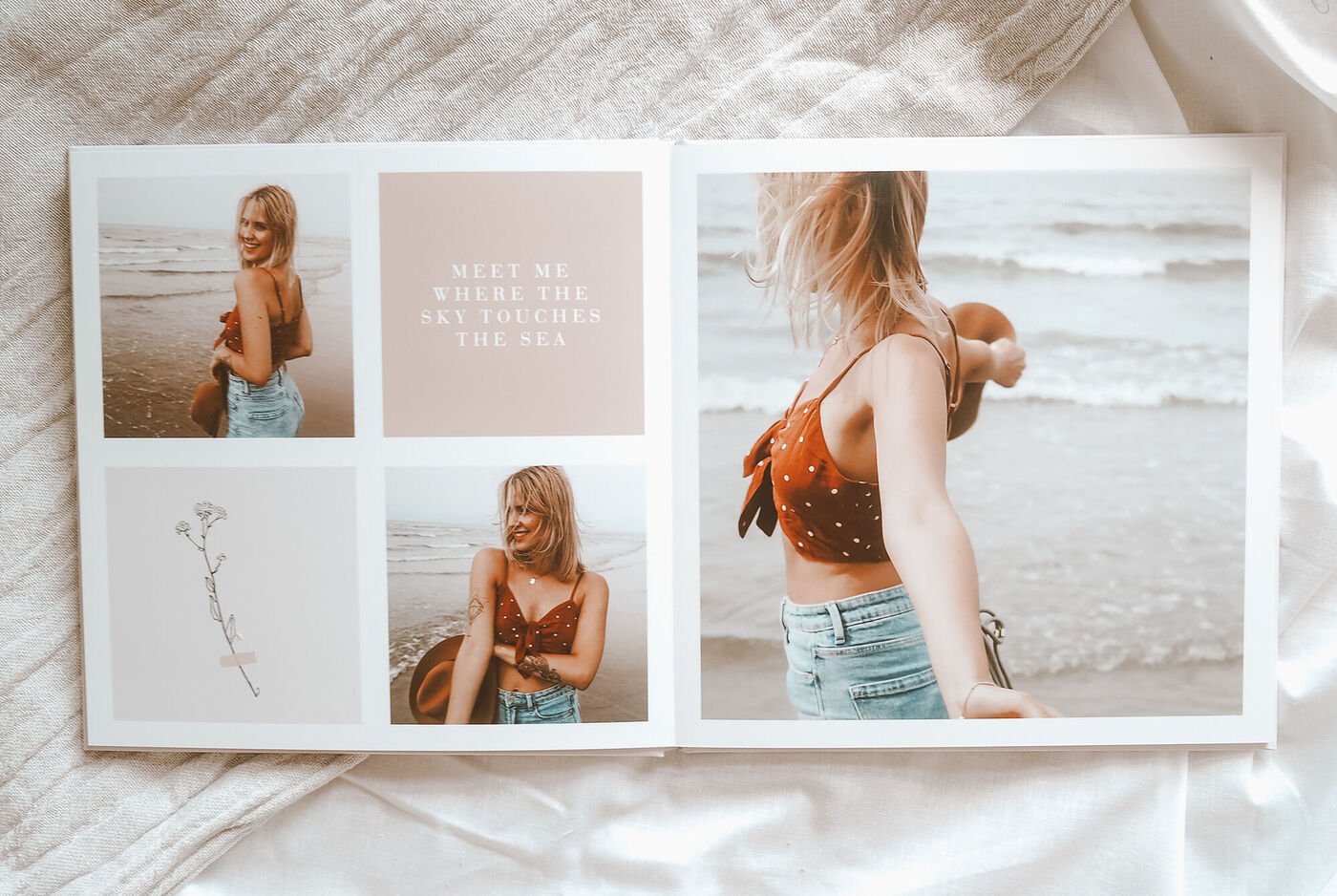 Eine Frau mit blonden Haaren genießt den Strand und das Meer in einem CEWE FOTOBUCH.