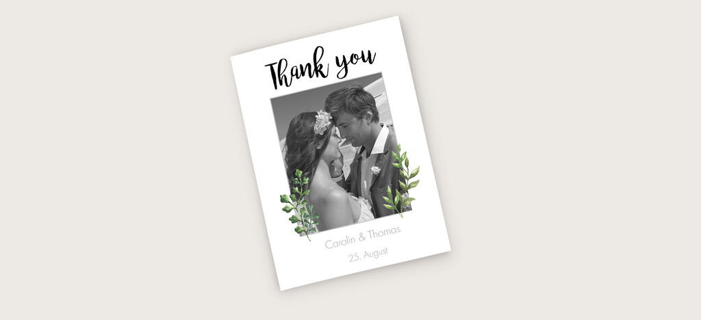 Hochzeitskarte mit Dankesschreiben, umgeben von grünen Blättern.