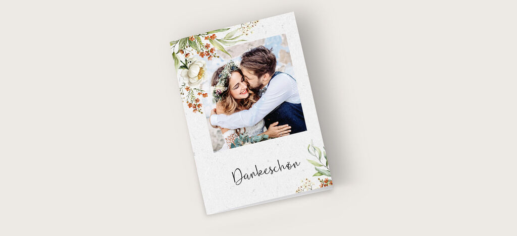 Ein glückliches Paar umarmt sich liebevoll auf einer Dankeschön-Karte.