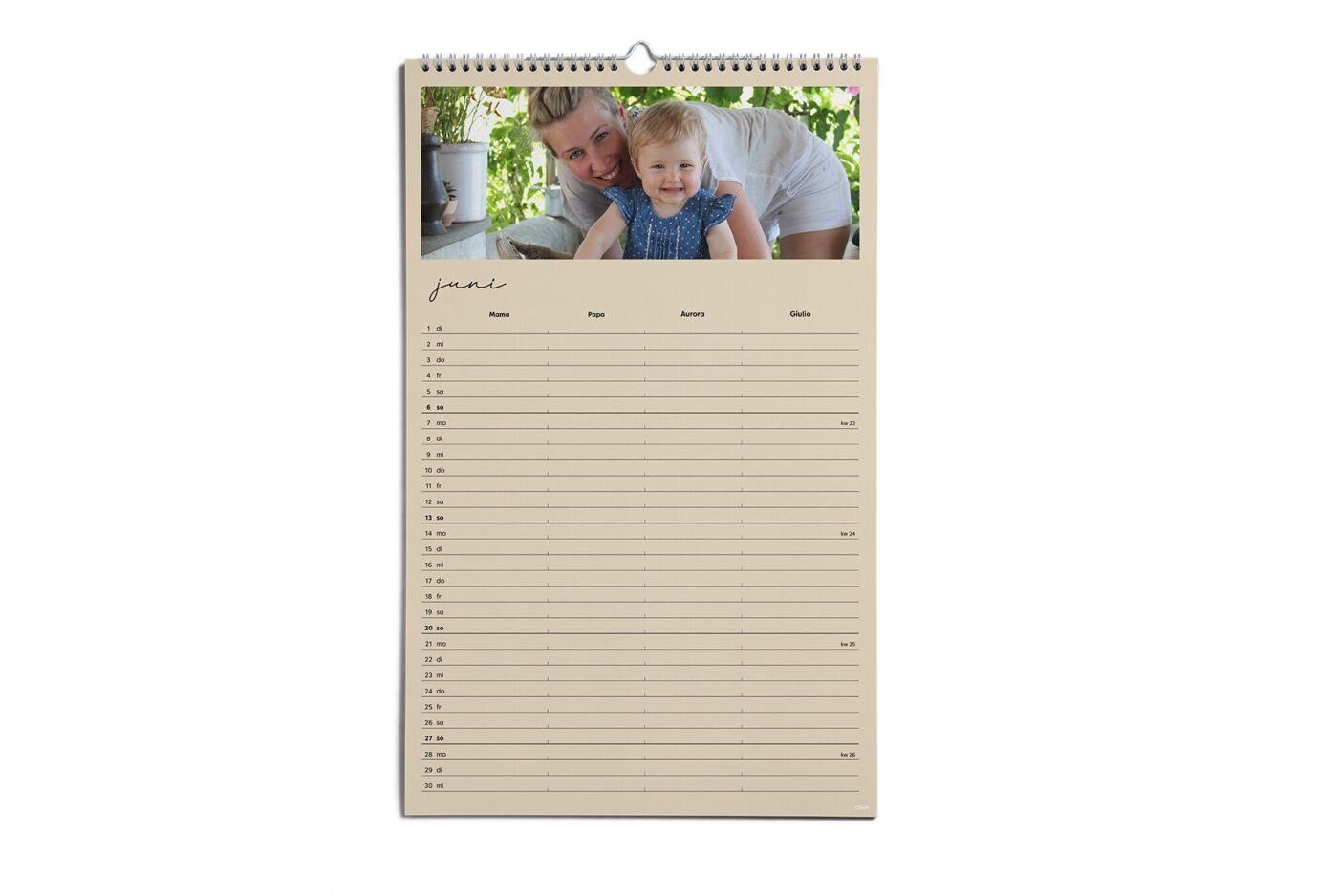 CEWE Fotokalender als Familienplaner für Juni mit Foto oben, vielen Zeilen für Termine und rotem Label NEU