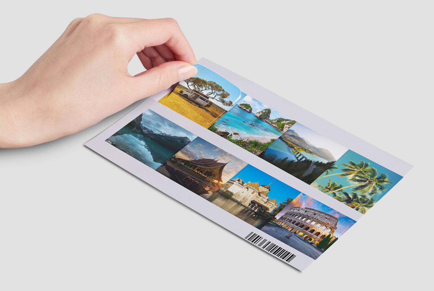 Hand hält eine neue Vorlage mit acht schönen Urlaubsfotos
