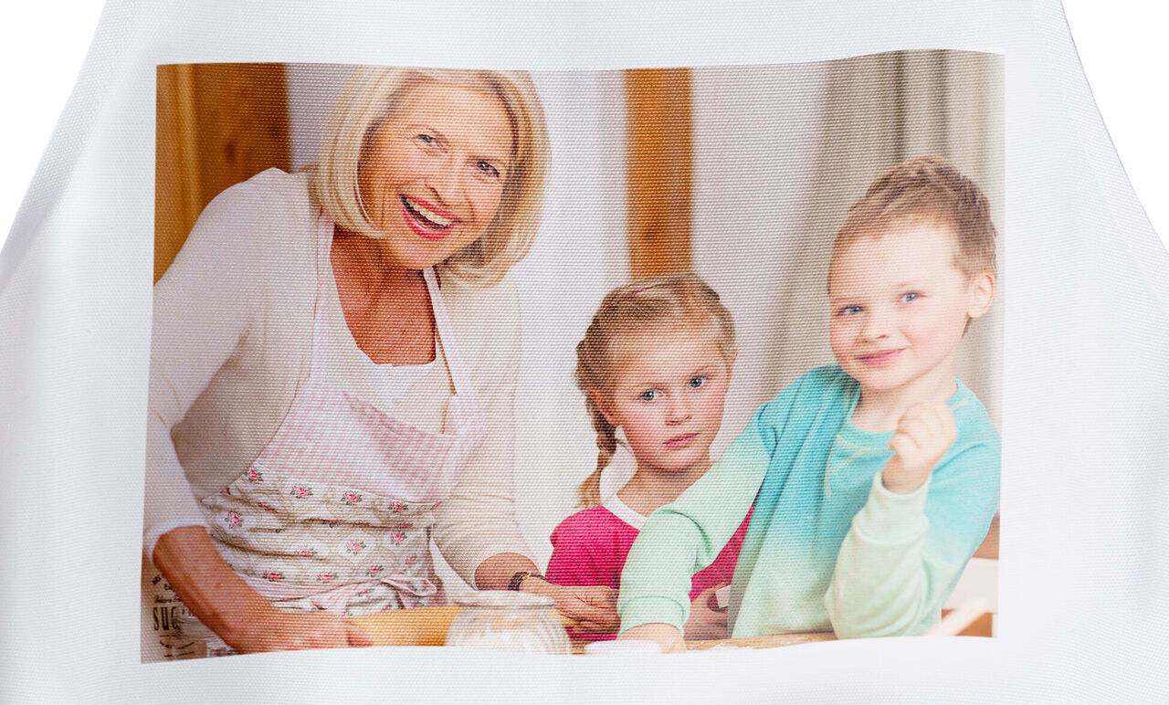 Ein herzlicher Moment, in dem eine Frau mit zwei Kindern beim Backen beschäftigt ist