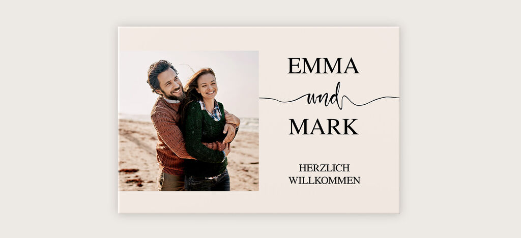 Paar umarmt sich am Strand, umgeben von einer warmen, einladenden Atmosphäre, personalisierte Einladungskarte zur Hochzeit
