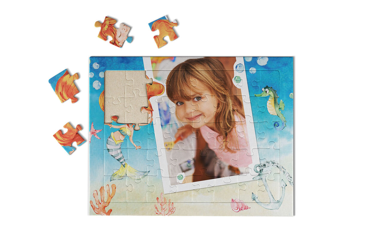 Ein kreatives Puzzle mit maritimen Motiven, das eine leere Platzierung für ein Foto zeigt.